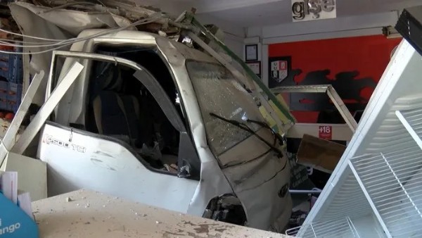 Üsküdar'da korkutan kaza! Kamyonet iş yerine girdi